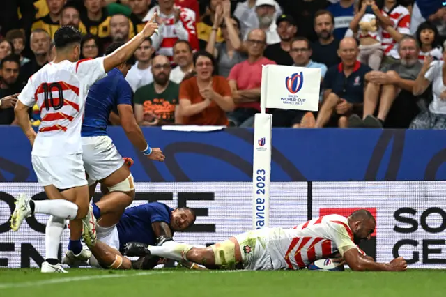 Michael Leitch of Japan scores his team's second try