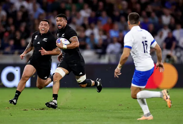 Ardie Savea of New Zealand looks to take on Tommaso Allan