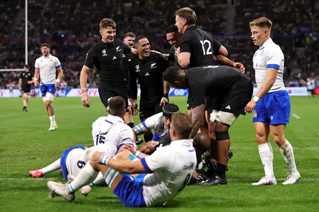 New Zealand players celebrate Savea's try