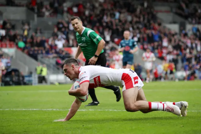 Lewis Dodd scores for St Helens against Warrington