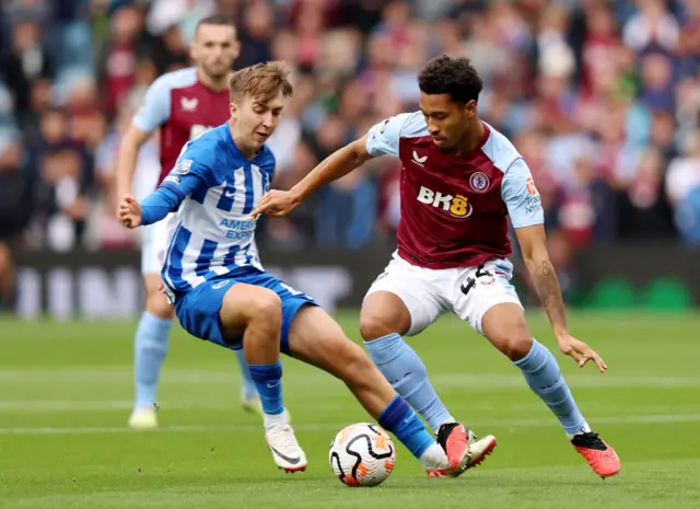 Boubacar Kamara  on the ball whilst under pressure from Jack Hinshelwood