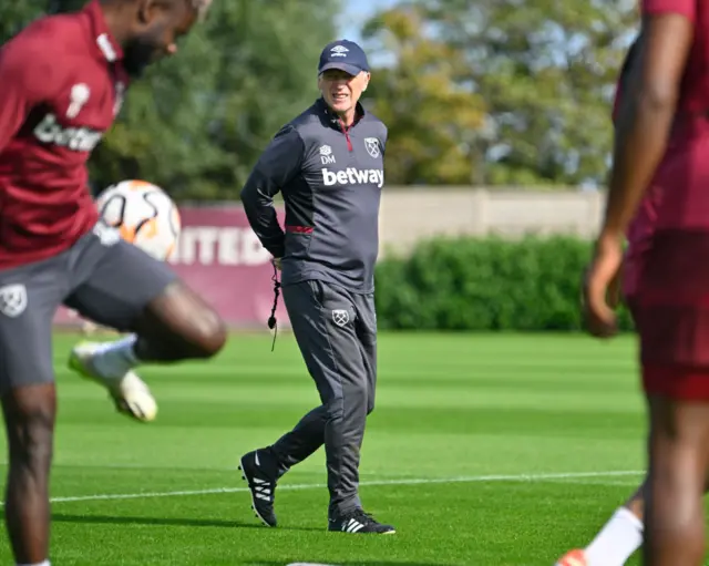 David Moyes watches on as West Ham players play two touch.