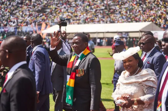 Zimbabwean President Emmerson Mnangagwa (C) gestures as he arrives for his inauguration ceremony in Harare on September 4, 2023