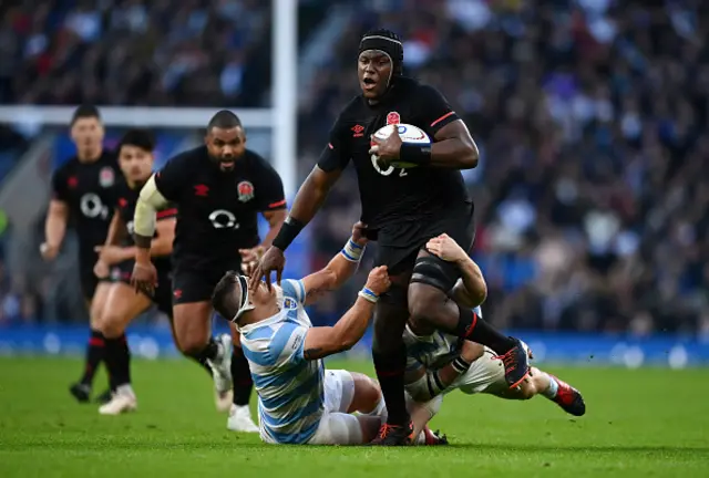 Maro Itoje of England takes on Thomas Gallo and Julian Montoya of Argentina
