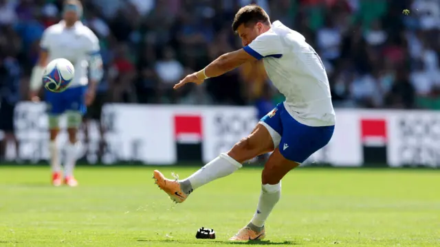 Tommaso Allan kicks a penalty