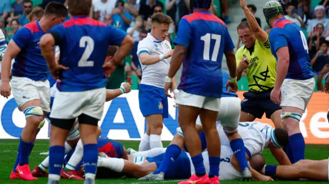 Dino Lamb scores a try for Italy