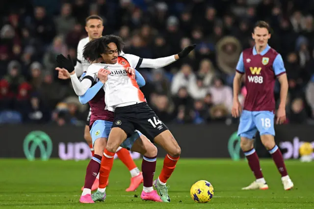 Connor Roberts (L) vies with Luton Town's Dutch midfielder #14 Tahith Chong (