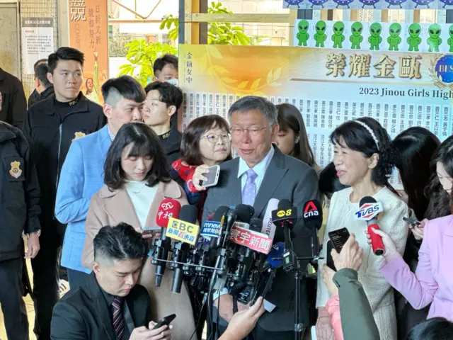 Presidential candidate Ko Wen-je and his wife at a polling station in Taipei