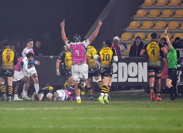 Simone Gesi of Zebre scores a try