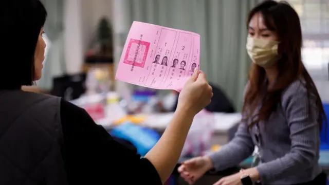 Election workers count ballots in new Taipei City