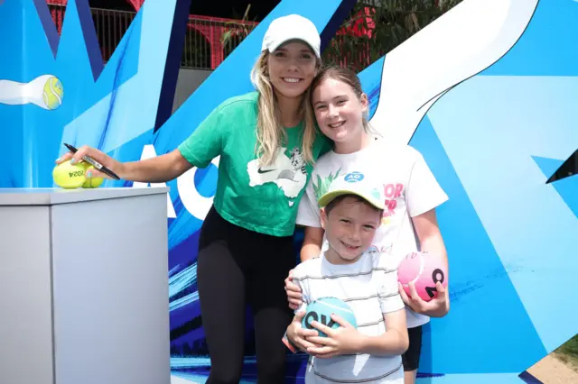 Katie Boulter poses with fans for a photo