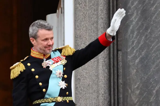 King waves from balcony