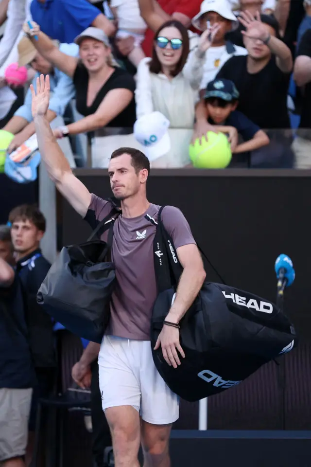 Andy Murray waves to the crowd