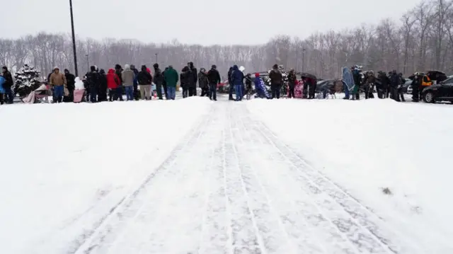 Line of Trump supporters - 16 January