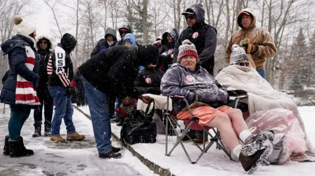 Trump supporters waiting in the snow - 16 January, Atkinson, New Hampshire