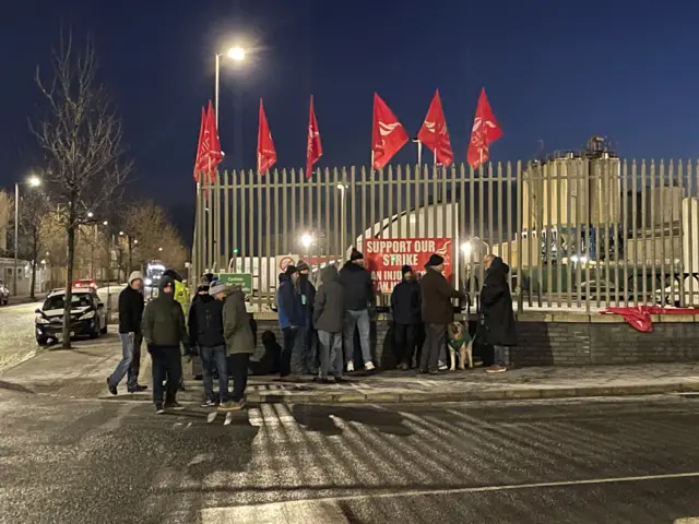 Bus engineers on picket line