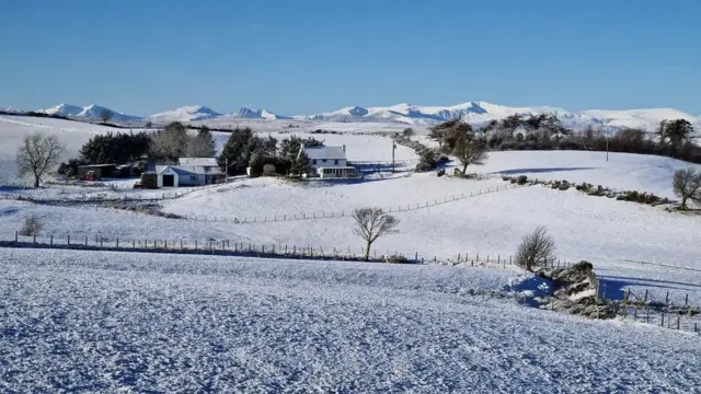 Awyr las a chaeau gwyn yn Nantglyn, sir Ddinbych