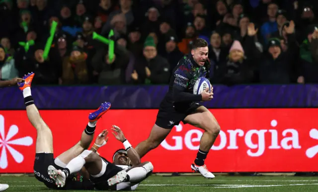 Shayne Bolton on his way to score Connacht's first try tonight