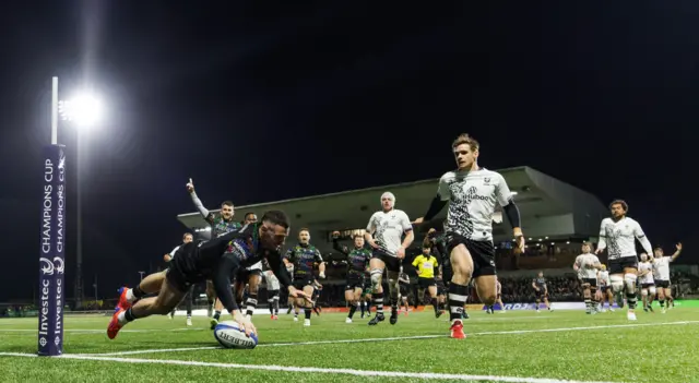 Andrew Smith takes to the air to score Connacht's fourth try