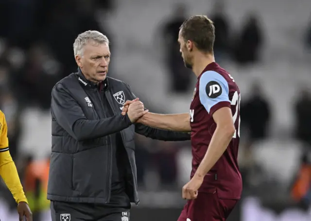 Moyes and Soucek shake hands on the pitch at full time.