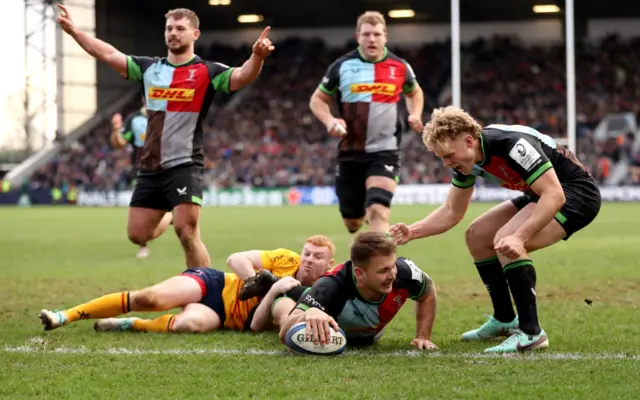 Andre Esterhuizen scores a try for Harlequins at the Twickenham Stoop against Ulster.