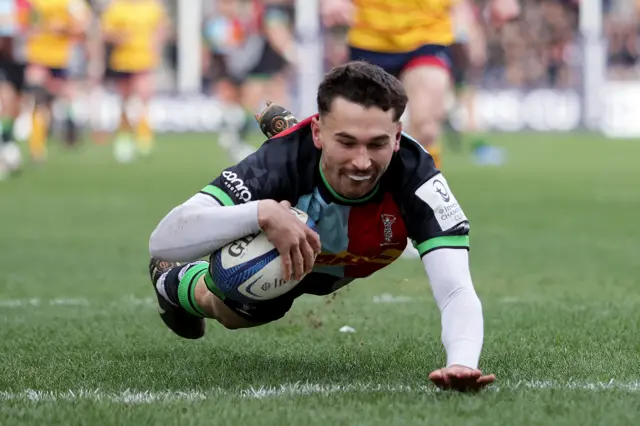 Nick David scores a try for Harlequins at the Twickenham Stoop.