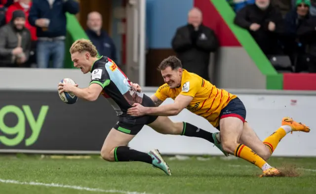 Louis Lynagh scores a try