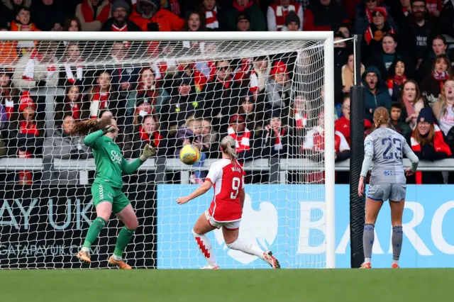 Beth Mead scores for Arsenal