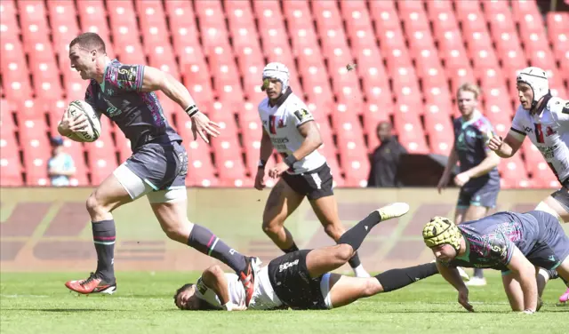 George North running in a try