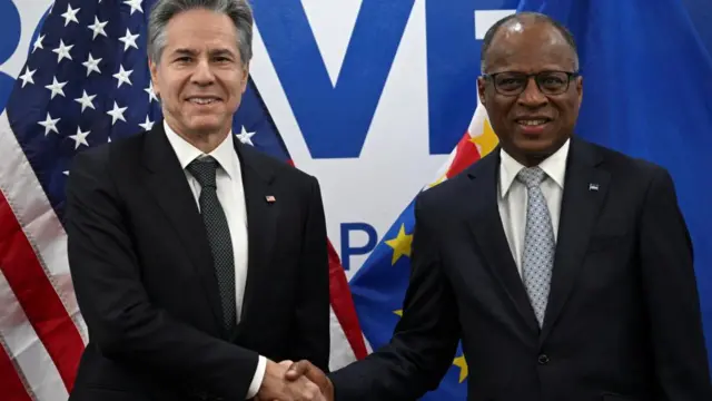 U.S. Secretary of State Antony Blinken shakes hands with Cabo Verde Prime Minister Ulisses Correia e Silva at the Government Palace in Praia, Cabo Verde January 22, 2024