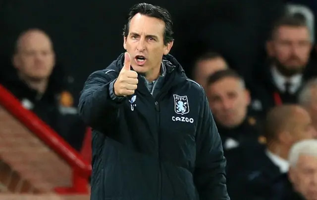 Unai Emery makes a thumbs-up gesture