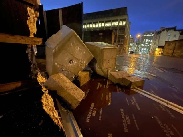 Large concrete blocks fallen in Glasgow city centre