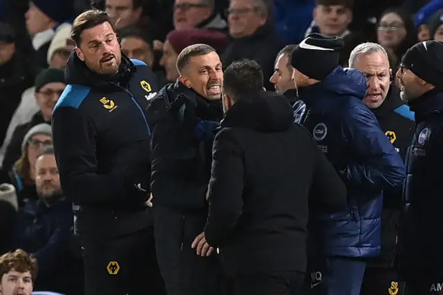 Neil Cutler Wolverhampton Wanderers' English head coach Gary O'Neil and Brighton's Italian head coach Roberto De Zerbi (C) clash on the touchline