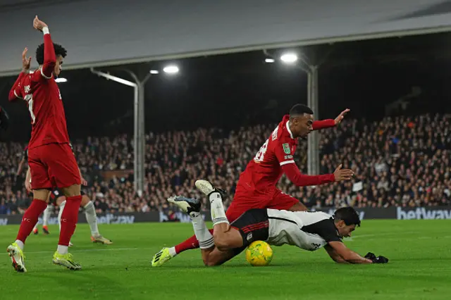 Gravenberch (C) clashes with Fulham's Mexican striker #07 Raul Jimenez