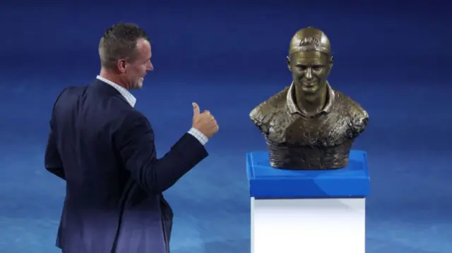 Lleyton Hewitt unveils his bronze statue