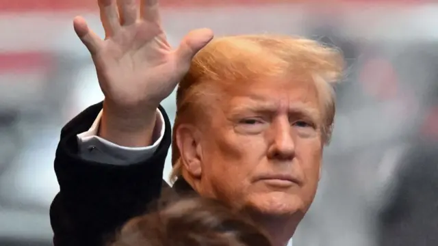 Donald Trump waving