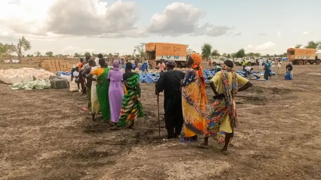 Sudanese refugees and South Sudanese returnees queuing for aid being handed out by IOM