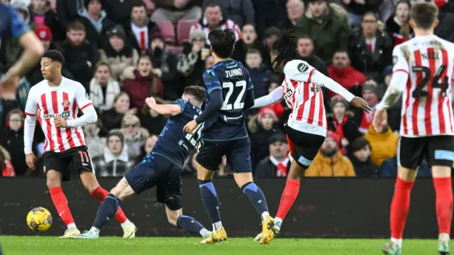 Pierre Ekwah scores for Sunderland