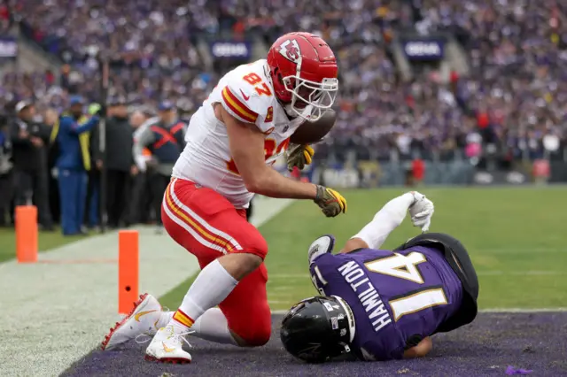 Travis Kelce scores a touchdown