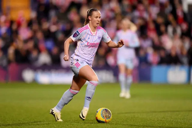 Beth Mead dribbles the ball.