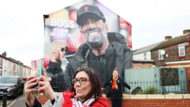 Liverpool fan at Klopp mural