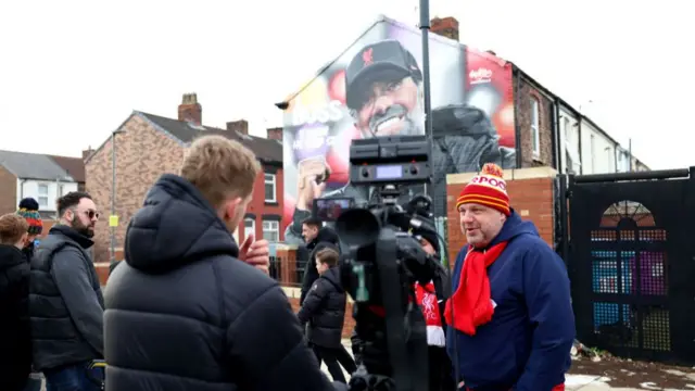 Liverpool fans at Klopp mural