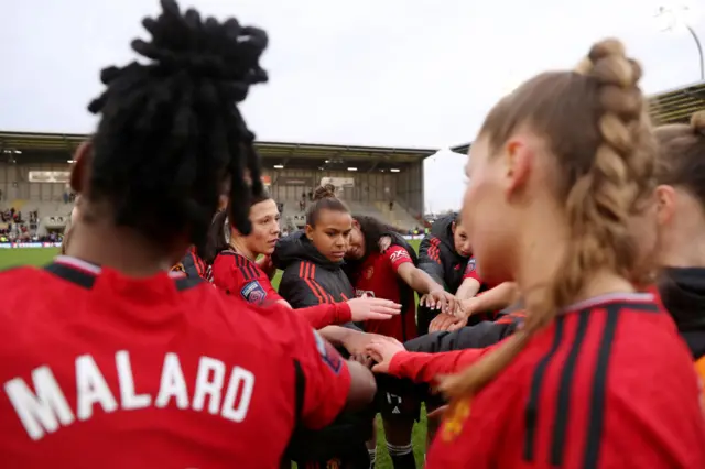 Manchester United players huddle