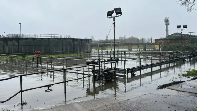 Pollution spread over a public footpath beyond the fence of the unmanned Thames Water facility