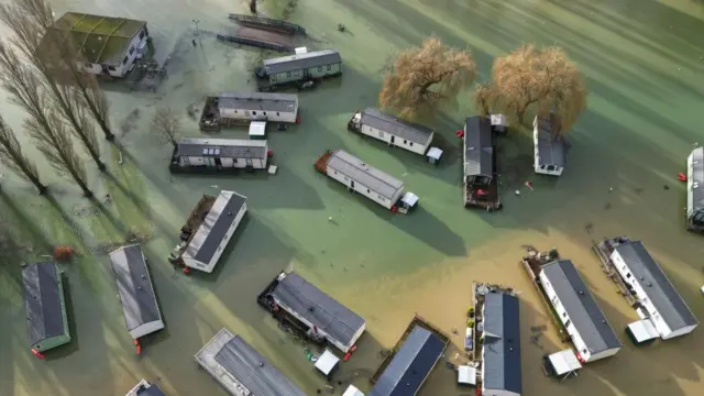 Holiday homes at the Billing Aquadrome in Northampton surrounded by water