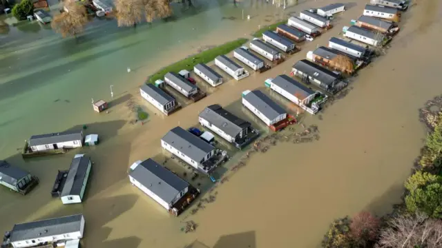 Holiday homes at the Billing Aquadrome in Northampton surrounded by water