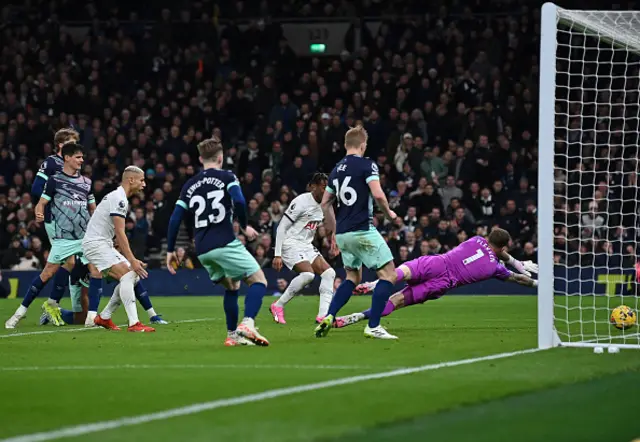 Mark Flekken fails to save an equalising goal from  Destiny Udogie