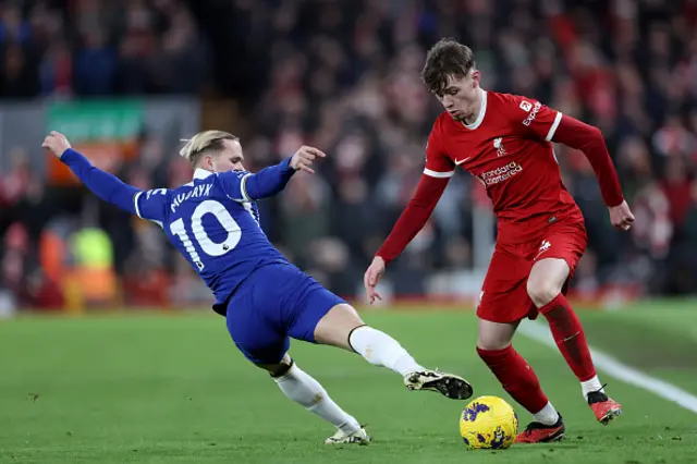 Conor Bradley of Liverpool is challenged by Mykhaylo Mudryk