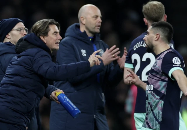 Thomas Frank talks to Neal Maupay during a break