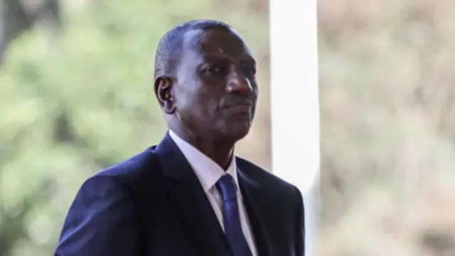 Kenyan President William Ruto (L) stand for the national anthem upon her arrival during the signing of the Kenya-EU Economic Partnership Agreement at the Statehouse in Nairobi, Kenya, 18 December 2023.